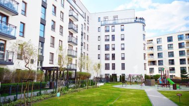 Varşova, Polonya. 10 Nisan 2020. Güneşli bir günde, Zoliborz bölgesinde, mavi gökyüzü olan modern bir apartman. Modern bir apartman cephesi.