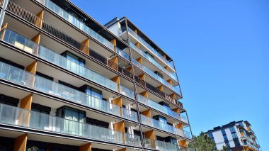 Varşova, Polonya. 11 Nisan 2020. sPlace Park, estetik ve modern mimari trendlerin eşsiz bir kombinasyonudur. Gayrimenkulü eşsiz kılan şey dikkatlice tasarlanmış yatırım ve yeşil alan.