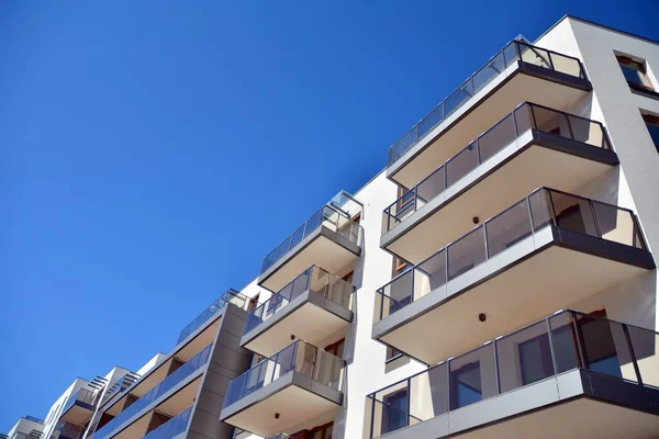 Moderno Nuevo Edificio Apartamentos Día Soleado Con Cielo Azul Edificio — Foto de Stock