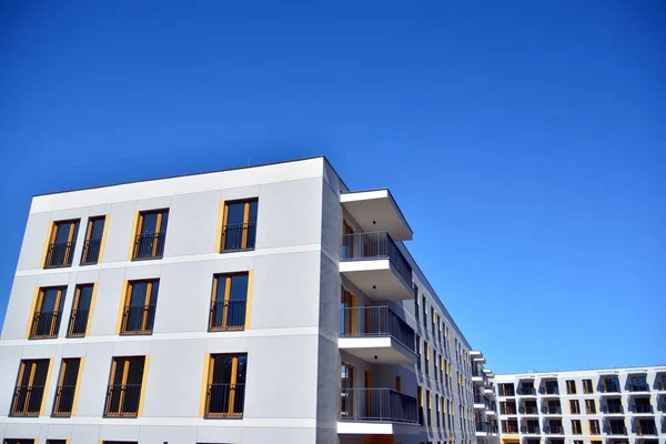 Moderno Novo Edifício Apartamentos Dia Ensolarado Com Céu Azul Edifício — Fotografia de Stock