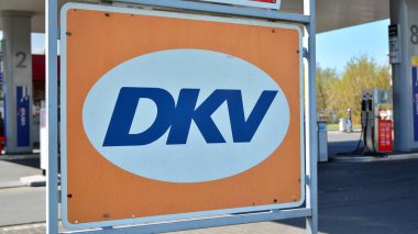 Varşova, Polonya. 12 Nisan 2020. Motorlu Taşıtlar Dairesi. Şirket tabelası DKV.