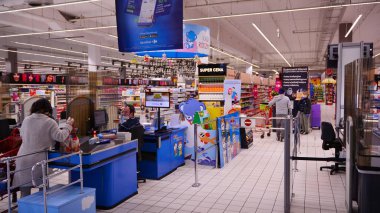 Varşova, Polonya. 16 Nisan 2020. Marketin içinde Carrefour. Müşteriler ve mağaza personeli koruyucu maskeler takıyor. Koronavirüsü durdurun..