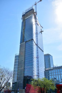 Varşova, Polonya. 16 Nisan 2020. Varşova merkezindeki Skyliner ofis binası yapım aşamasında..