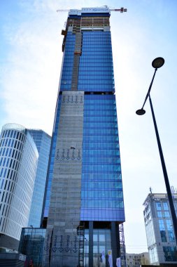 Varşova, Polonya. 16 Nisan 2020. Varşova merkezindeki Skyliner ofis binası yapım aşamasında..
