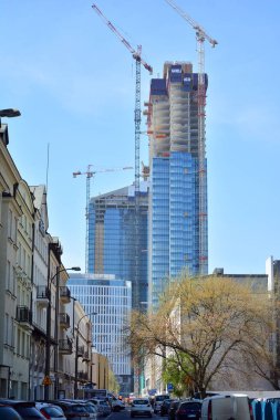 Varşova, Polonya. 16 Nisan 2020. Birim Kulesi ofis binasının inşaatı.