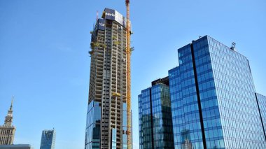 Varşova, Polonya. 16 Nisan 2020. Varso Place ofis binası inşaatı.