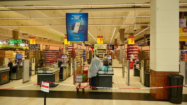 ポーランドのワルシャワ 2020年4月16日 スーパーマーケットカルフール内 お客様や保護マスクにスタッフを格納します コロナウイルスを止めろ — ストック写真