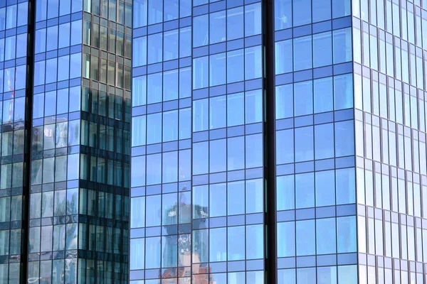 Pared Cortina Azul Hecha Vidrio Tonificado Construcciones Acero Bajo Cielo — Foto de Stock