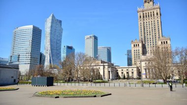 Varşova, Polonya. 16 Nisan 2020. Coronavirus sağlık acil durumu nedeniyle sokaklar ve ana yerler terk edilmiş durumda. Şehir kendini turist ve insanlardan arındırıyor. Koronavirüsü durdurun..