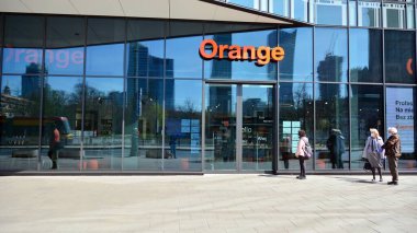 Varşova, Polonya. 16 Nisan 2020. Coronavirus sağlık acil durumu nedeniyle sokaklar ve ana yerler terk edilmiş durumda. Şehir kendini turist ve insanlardan arındırıyor. Koronavirüsü durdurun..