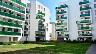 Varşova, Polonya. 17 Nisan 2020. Güneşli bir günde, Bielany bölgesindeki modern apartmanda mavi gökyüzü. Modern bir apartman cephesi.