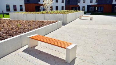 Varşova, Polonya. 17 Nisan 2020. Güneşli bir günde, Bielany bölgesindeki modern apartmanda mavi gökyüzü. Modern bir apartman cephesi.