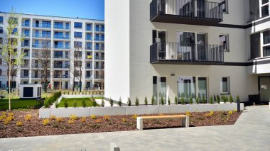 Varşova, Polonya. 17 Nisan 2020. Güneşli bir günde, Bielany bölgesindeki modern apartmanda mavi gökyüzü. Modern bir apartman cephesi.