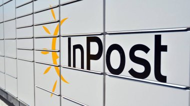 Varşova, Polonya. 17 Nisan 2020. InPost 'u imzala. Şirket tabela InPost.