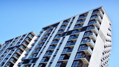 Modern ve yeni apartman. Çok katlı modern, yeni ve şık apartmanlar..