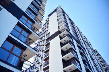 Modern ve yeni apartman. Çok katlı modern, yeni ve şık apartmanlar..