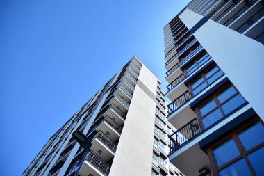 Modern ve yeni apartman. Çok katlı modern, yeni ve şık apartmanlar..