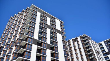 Modern ve yeni apartman. Çok katlı modern, yeni ve şık apartmanlar..