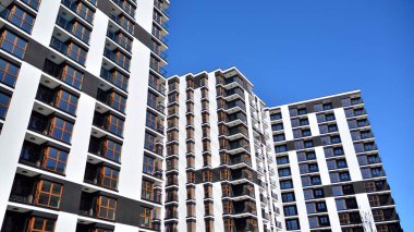 Modern ve yeni apartman. Çok katlı modern, yeni ve şık apartmanlar..
