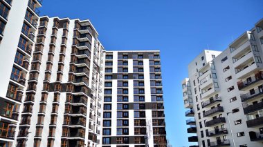 Modern ve yeni apartman. Çok katlı modern, yeni ve şık apartmanlar..