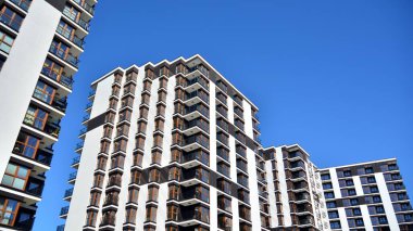 Modern ve yeni apartman. Çok katlı modern, yeni ve şık apartmanlar..
