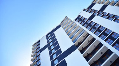 Modern ve yeni apartman. Çok katlı modern, yeni ve şık apartmanlar..