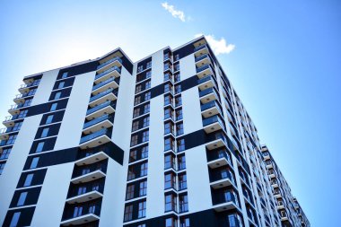 Modern ve yeni apartman. Çok katlı modern, yeni ve şık apartmanlar..