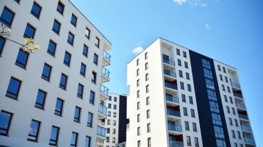 Modern ve yeni apartman. Çok katlı modern, yeni ve şık apartmanlar..