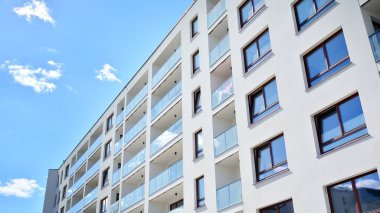 Modern ve yeni apartman. Çok katlı modern, yeni ve şık apartmanlar..