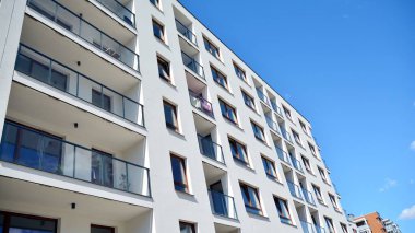 Modern ve yeni apartman. Çok katlı modern, yeni ve şık apartmanlar..