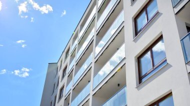 Modern ve yeni apartman. Çok katlı modern, yeni ve şık apartmanlar..