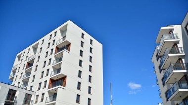 Modern ve yeni apartman. Çok katlı modern, yeni ve şık apartmanlar..