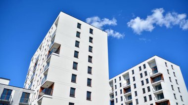 Modern ve yeni apartman. Çok katlı modern, yeni ve şık apartmanlar..