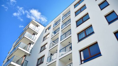 Modern ve yeni apartman. Çok katlı modern, yeni ve şık apartmanlar..