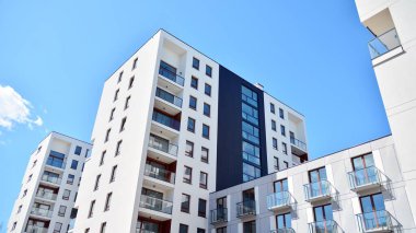 Modern ve yeni apartman. Çok katlı modern, yeni ve şık apartmanlar..