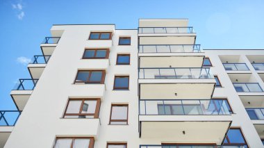 Modern ve yeni apartman. Çok katlı modern, yeni ve şık apartmanlar..