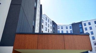 Modern ve yeni apartman. Çok katlı modern, yeni ve şık apartmanlar..