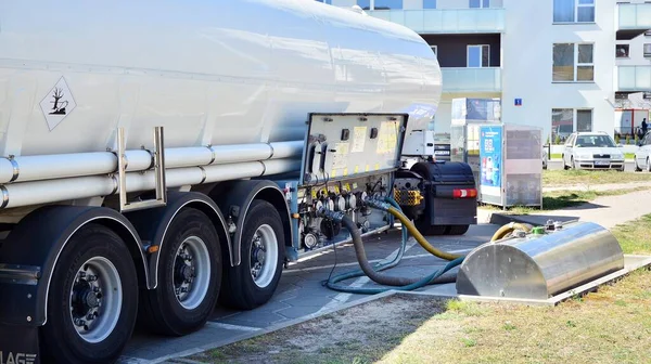 Varšava Polsko Dubna2020 Palivový Cisternový Vůz Čerpací Stanici Shell Plnění — Stock fotografie