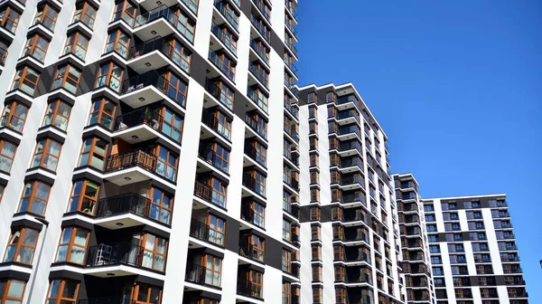 Modern ve yeni apartman. Çok katlı modern, yeni ve şık apartmanlar..