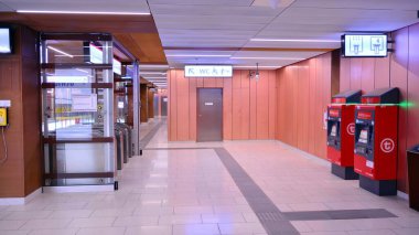 Varşova, Polonya. 18 Nisan 2020. Varşova metro istasyonu Varşova Plocka 'nın içi. Coronavirus salgını sırasındaki boş metro istasyonunun görüntüsü.