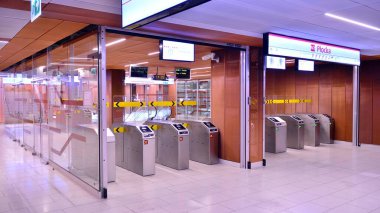 Varşova, Polonya. 18 Nisan 2020. Varşova metro istasyonu Varşova Plocka 'nın içi. Coronavirus salgını sırasındaki boş metro istasyonunun görüntüsü.