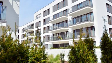 Varşova, Polonya. 18 Nisan 2020. Güneşli bir günde, Ochota bölgesinde, mavi gökyüzü olan modern bir apartman. Modern bir apartman cephesi.
