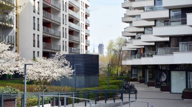 Varşova, Polonya. 18 Nisan 2020. Güneşli bir günde, Ochota bölgesinde, mavi gökyüzü olan modern bir apartman. Modern bir apartman cephesi.