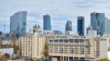 Varşova, Polonya. 18 Nisan 2020. Modern gökdelenlerin ve şehrin binalarının havadan görünüşü.