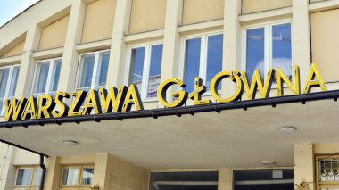 Varşova, Polonya. 18 Nisan 2020. Warszawa Glowna 'yı imzala. Şirket tabelası Warszawa Glowna. 