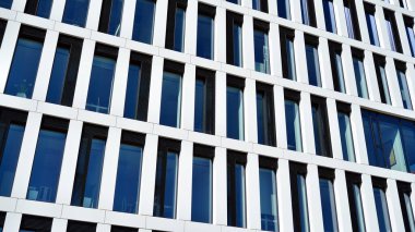 Soyut mimari, modern şehir geometrisinin bir parçası. Çelik ve camdan duvarlar. 