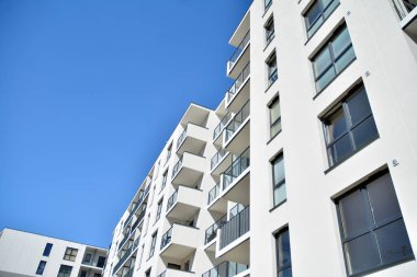 Yeni konut binasının ön cephesi. Çağdaş apartman. Genel konut mimarisi.