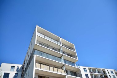 Yeni konut binasının ön cephesi. Çağdaş apartman. Genel konut mimarisi.