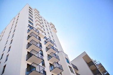 Yeni konut binasının ön cephesi. Çağdaş apartman. Genel konut mimarisi.