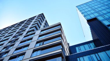 Yeni konut binasının ön cephesi. Çağdaş apartman. Genel konut mimarisi.